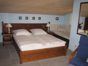施万高奥斯特里德公寓的一间卧室配有一张大床和一张长凳