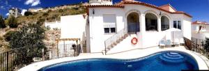 佩德雷尔Villa Montesolana的房屋前有游泳池的房子