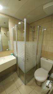 亚实基伦里贾纳格伦酒店的浴室配有卫生间、淋浴和盥洗盆。
