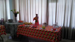 帕尔马斯雅拉堡酒店的一张桌子,上面有红白桌布,上面有饮料
