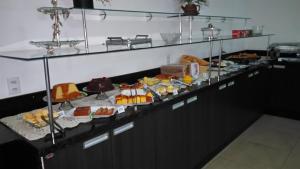 帕尔马斯雅拉堡酒店的包含多种不同食物的自助餐
