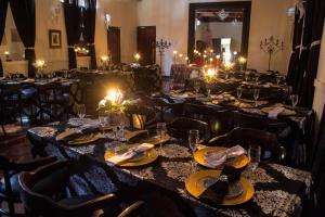 卡利南Premier Hotel and Spa Cullinan的用餐室配有桌椅和蜡烛