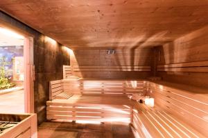 阿莱盖拉麦伊森健康温泉酒店的一间设有木墙和木制天花板的桑拿浴室