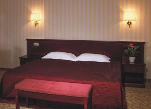 彼尔姆Park-hotel的一间卧室配有一张大床和红色的床罩