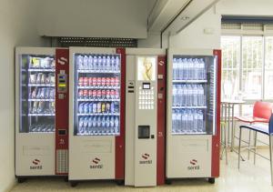 马拉加艾尔贝格因涂文玛拉盖酒店的商店里的一排汽水自动售货机