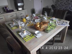 OverpeltB&B Hoeven Het Gehucht的厨房里摆放着食物的桌子