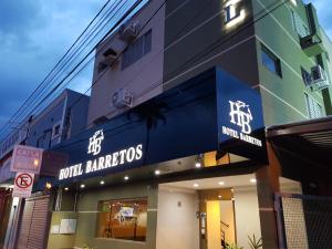 巴雷图斯Hotel Barretos的一座建筑,上面有读酒店理发店的标志
