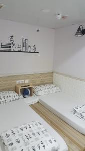 香港K&B青年旅馆的白色墙壁客房的两张床