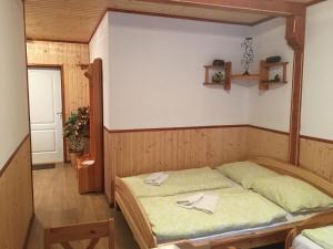 特鲁特诺夫Pension Peklo的卧室配有一张床