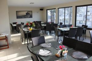 斯瓦科普蒙德普罗斯特斯瓦科普蒙德纳米比亚酒店的用餐室设有桌椅和窗户。