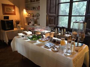 普拉托鲁切拉伊别墅酒店的一张桌子,上面有白色的桌布,上面有食物