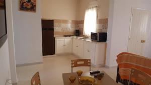 Appartement à Houmt Souk Jerba的厨房或小厨房