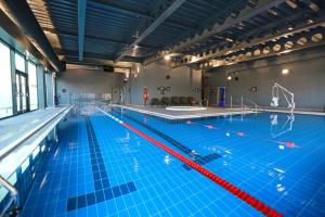朴次茅斯朴次茅斯乡村酒店的蓝色海水大型室内游泳池
