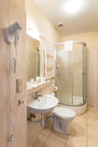 托伦Hotel Przystanek Torun的浴室配有卫生间、盥洗盆和淋浴。