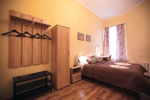 圣彼得堡克拉斯基MK酒店的一间小卧室,配有两张床和窗户