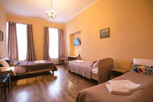 圣彼得堡克拉斯基MK酒店的酒店客房设有两张床和一张桌子。