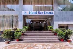 库克斯巴扎Hotel Sea Uttara的大楼前设有楼梯的酒店入口