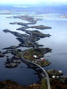 LyngstadLeite Gård near Atlantic Road in Hustadvika的水中一条道路的岛屿空中景观