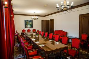 瓦列沃格兰德酒店的一间会议室,配有长桌子和红色椅子