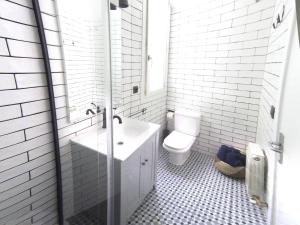 维多利亚-加斯特伊兹Luxury Cuchillería Vitoria的白色的浴室设有水槽和卫生间。