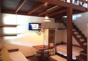 伊利亚贝拉Pousada Florence的客厅配有高架床和电视
