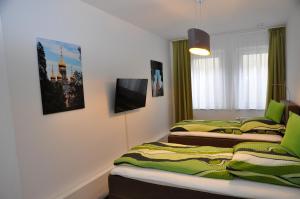 威斯巴登奎林公寓的绿窗帘间内的两张单人床