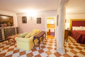 拉文纳Martins Residence de Luxe的客厅配有沙发和1张床