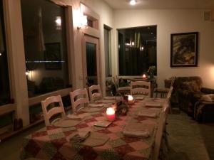 克奇坎黑熊旅馆的用餐室配有带蜡烛的桌子