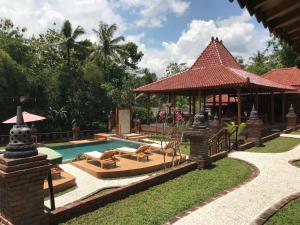 婆罗浮屠河畔鲁玛达尔玛2旅馆的一个带游泳池和凉亭的度假胜地