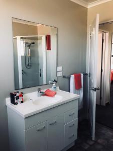 霍基蒂卡安柏里小屋的一间带水槽和镜子的浴室