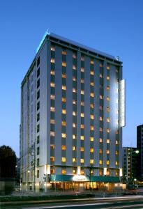 东京开赛卢米埃尔酒店的一座建筑的侧面有灯
