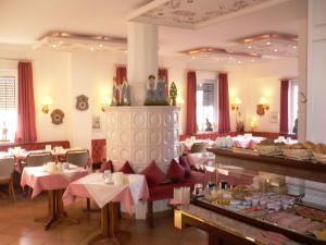 维利希胡贝托斯汉玛赫酒店的一间在房间内配有桌椅的餐厅