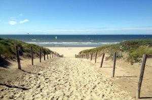 Rijnsburg德拜茨媞住宿加早餐旅馆的通往海滩的沙滩小径