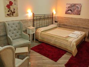 Makrirrákhi阿斯特洛米亚酒店的一间卧室配有一张床和一把椅子