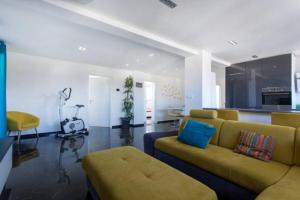 卢布尔雅那帕特里夏公寓的客厅配有沙发和桌子