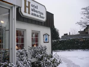 维利希胡贝托斯汉玛赫酒店的雪中建筑物的侧面标志