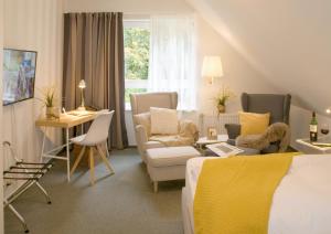 伊塞尔恩哈根奥斯彩特酒店的卧室配有一张床、一张桌子和椅子