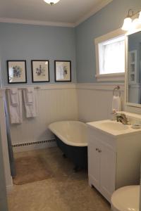 巴兹敦Jailer's Inn的带浴缸和盥洗盆的浴室