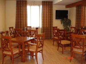 Horche卡纳达酒店的一间带桌椅的用餐室