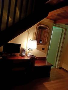 PontelongoBarchessa Contarini的客房配有带台灯和镜子的书桌