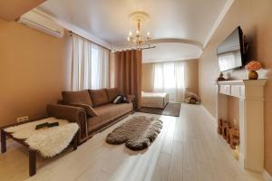 派蒂哥斯卡VIP квартиры на Московской by Sutki26的带沙发和壁炉的客厅