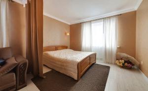 派蒂哥斯卡VIP квартиры на Московской by Sutki26的一间卧室设有一张床和一个窗口