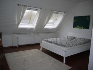 Wachtendonkfewo-wachtendonk的一间小卧室,配有床和2个窗户