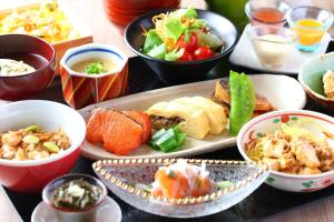 仙台仙台阿尔蒙特酒店的餐桌上放着碗和盘子