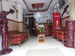 伊基托斯Hostal Ventura Isabel的一间设有红色沙发的餐厅和一间古柯店
