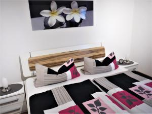 布滕汉姆Sterne-Ferienwohnung-Apartment Regnitztal的一间卧室配有一张带黑白毯子的床