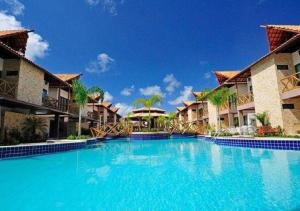 卡贝德卢Bangalô com área de lazer estilo resort的度假村内的大型蓝色游泳池