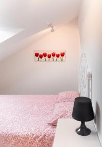 阿拉力兹Ático Lobariñas的一间卧室配有一张粉红色的床和一张黑椅