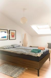 阿拉力兹Ático Lobariñas的卧室内的一张大床,设有天窗