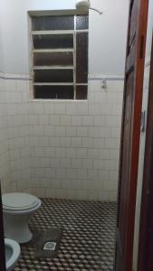 瓦拉达里斯州长市Hotel Indaiá的一间带卫生间和窗户的浴室